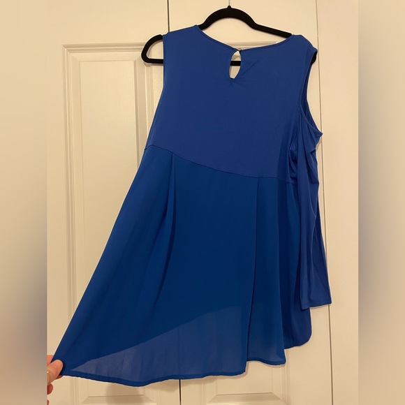 Vince Camuto royal blue size L cold shoulder long sleeve shirt / flutter back - Picture 5 of 8